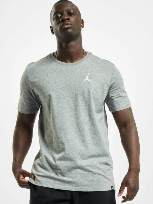 Jordan Herren T-Shirt Sportswear Jumpman Air Embroidered T-Shirt In Grau 3 Jordan Herren T-Shirt Sportswear Jumpman Air Embroidered T-Shirt In Grau