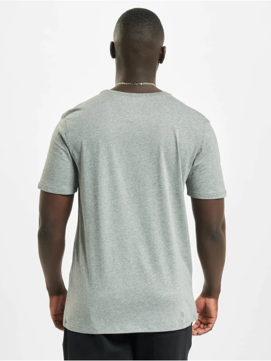 Jordan Herren T-Shirt Sportswear Jumpman Air Embroidered T-Shirt In Grau 4 Jordan Herren T-Shirt Sportswear Jumpman Air Embroidered T-Shirt In Grau – Bild 2